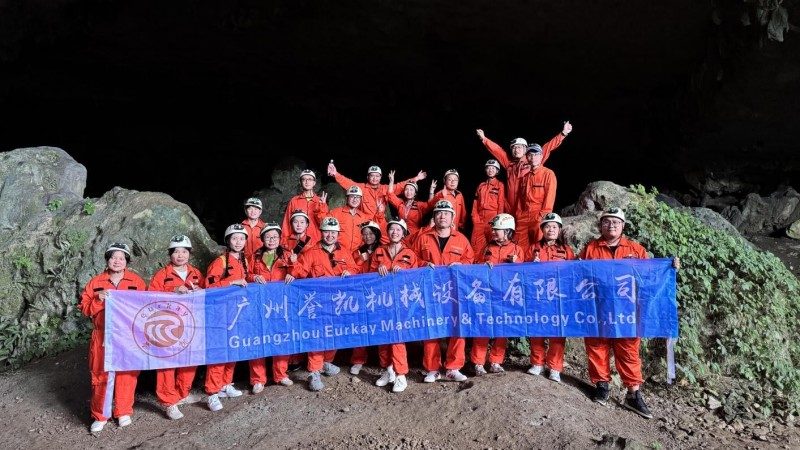 동굴 깊은 곳의 메아리: 자연과 팀원의 상호 만남